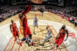 开云体育登录-当CBA霸主跨越半个地球横扫湖人，欧文的攻防转换风暴如何席卷斯台普斯