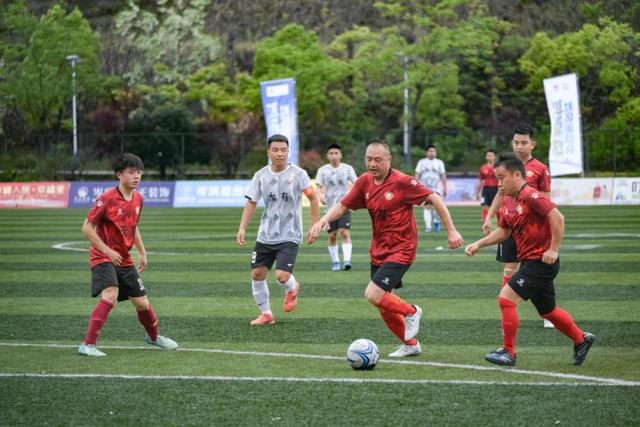 包含本土职业足球赛事掀起观赏热潮的词条