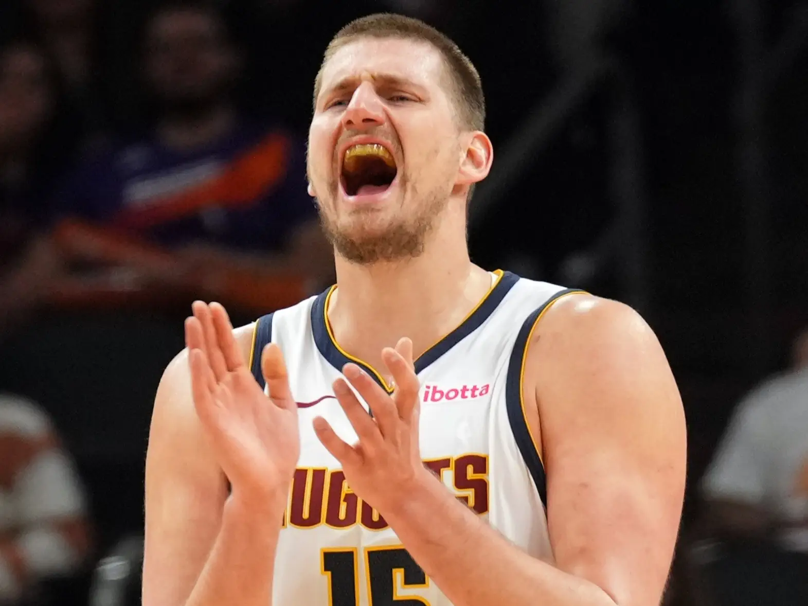 掘金大胜爵士，约基奇展现统治力。