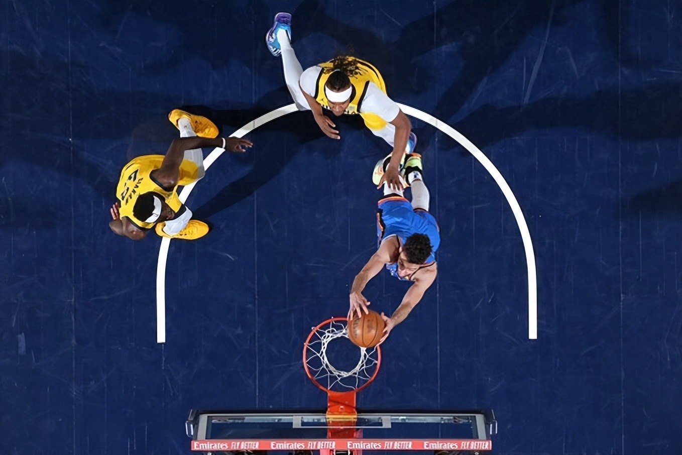 鹈鹕翻盘雷霆,戈贝尔点燃赛场 鹈鹕翻盘雷霆,戈贝尔点燃赛场